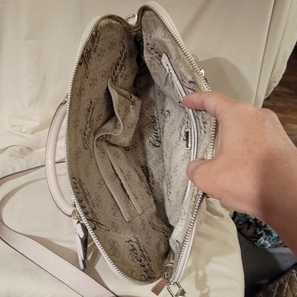 Guess purse - Picture 9 of 9